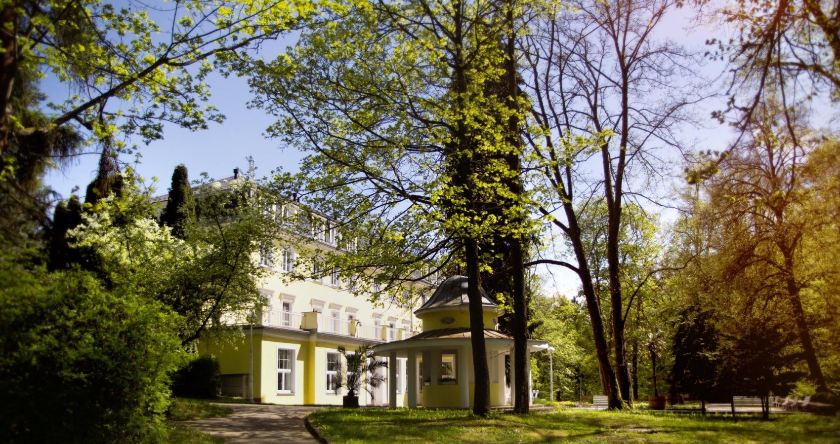 Lázeňský hotel Prusík a kulatý pitný pavilon